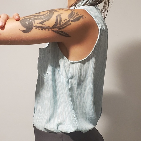 Patterned sleeveless button up - Picture 2 of 8